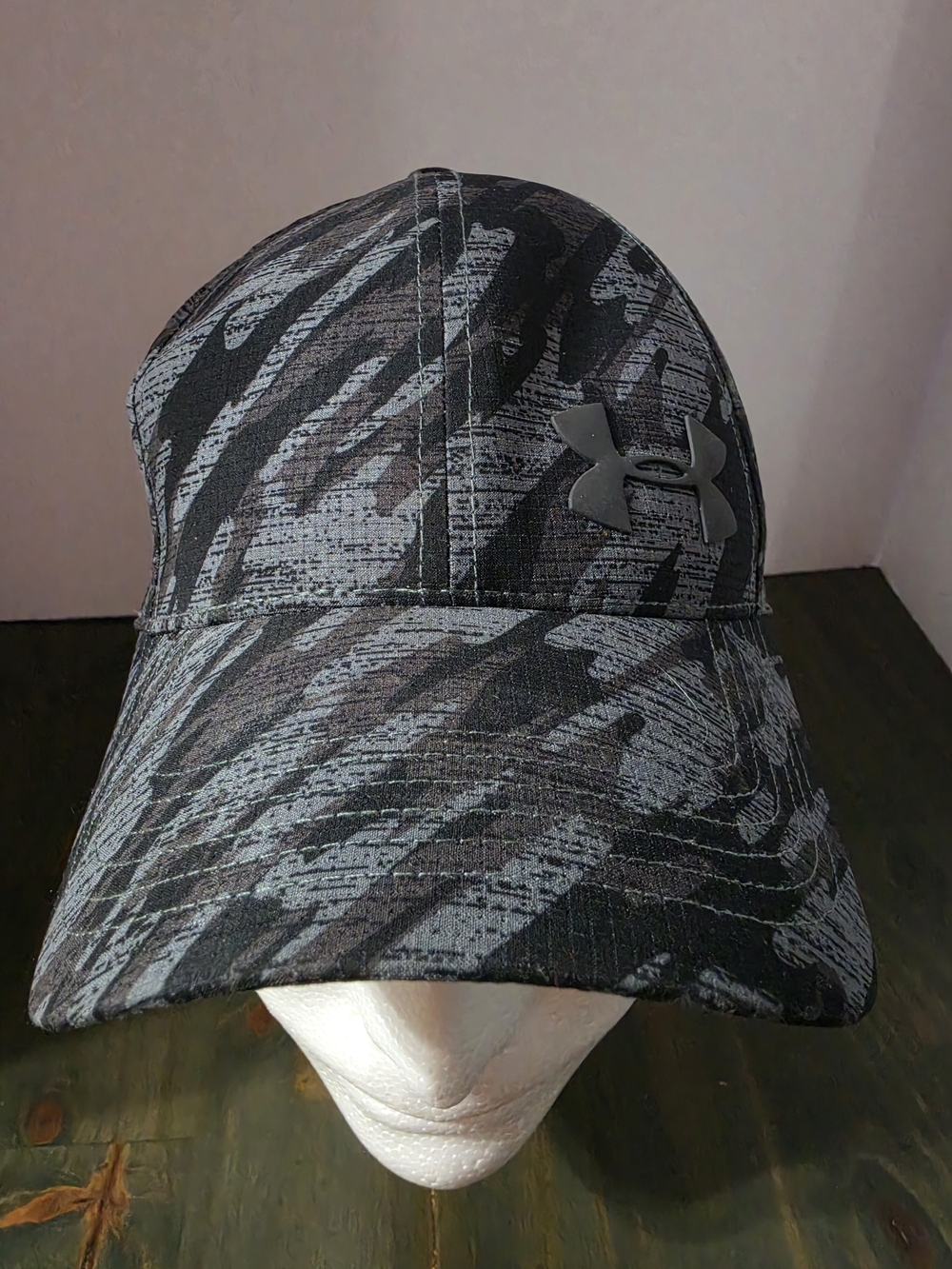 Under Armour Men’s Black & Gray Athletic Cap